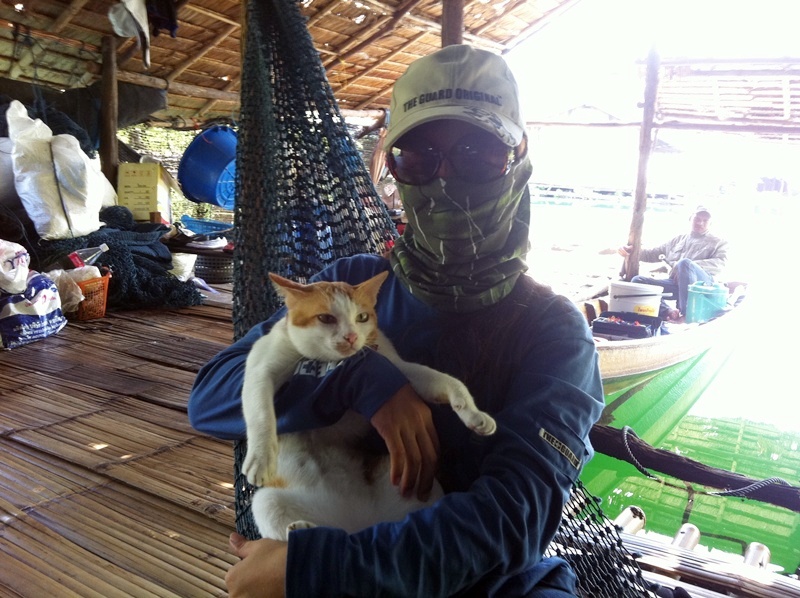 [center][b]เมื่อแดดตรงศีรษะพอดี ก็ทนความร้อนแทบไม่ไหว

ไต๋หมูใจดีเลยพาแวะบ้านพี่ชายใกล้ๆ กับหมาย เ