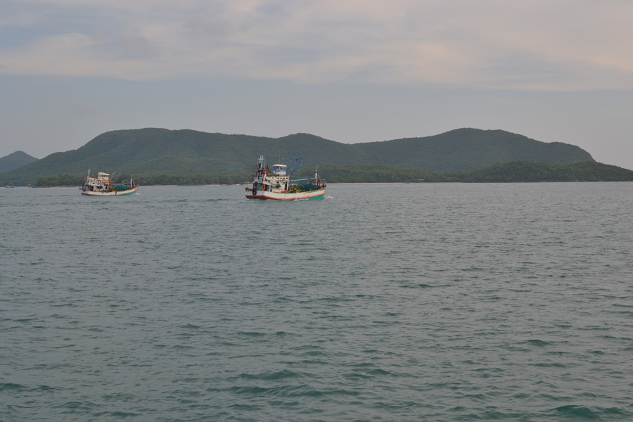  [b]เรือลากคู่ คู่อ่าวไทย ถ้าคู่กันไปเรื่อยๆ อีกหน่อยเรือตกปลาจะมีขนาดใหญ่ขึ้น  เมื่อของในทะเลน้อยลง