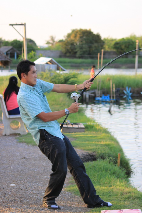 น้าป้อม ทุ่นลอย
...ซ้อมหนัก.....
ที่บ้านน้ำไม่ไหลเหรอคับน้าป้อม
......ถึงต้องไปไอด้า.............