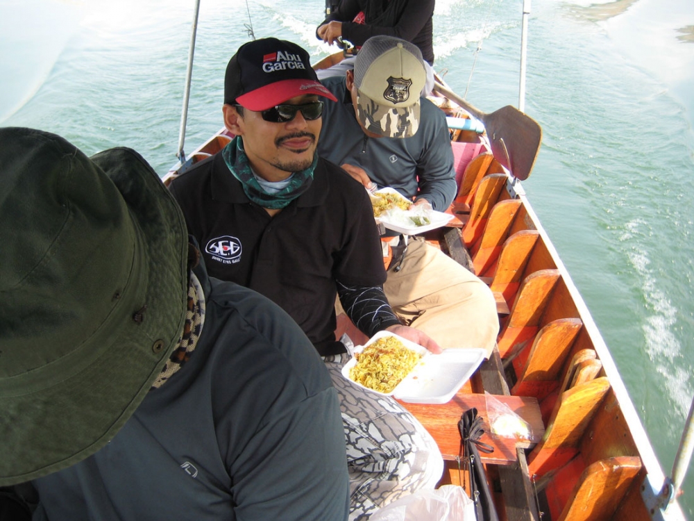 นั่งเรือมาซักพัก บังรี่หัวหน้าทริพ สั่งทำลายสัมภาระบ้างขึ้นฝั่งเราจะได้เบาตัว

เราตัดสินใจวัดดวงที