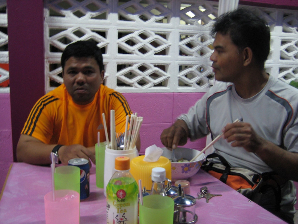 ช่วงกินก๋วยเตี๋ยวบังรี่เล่าว่า 
ใต๋บอกคราวก่อนเราได้มากกว่านี้ 