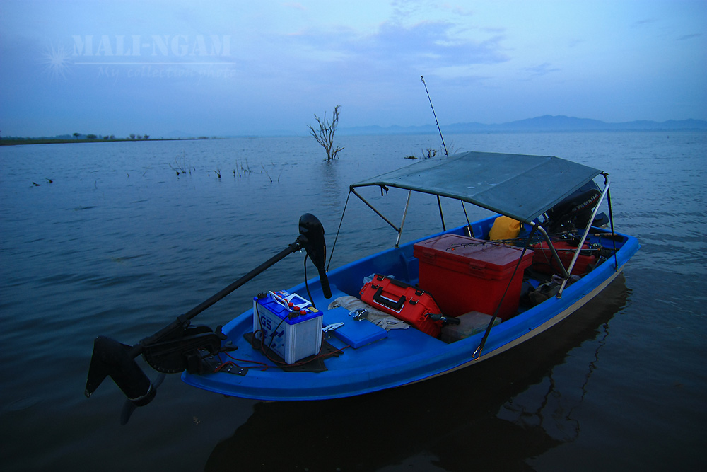 เรือลงเสร็จ.......ก็เอาของลงเรือต่อ

  คลื่นก็เริ่มมาต้อนรับเราเลย   :laughing: