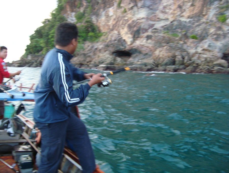 ย้ายหมายไปเรื่อยๆครับแวะที่หลังเกาะมุกข์เกาะที่พวกเราพักบังแลบโดนอีกแล้วครับ :grin: :grin: :grin: :g
