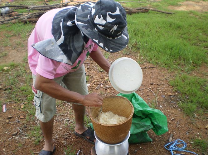 ต้องเปิบข้าวกันก่อนครับ
