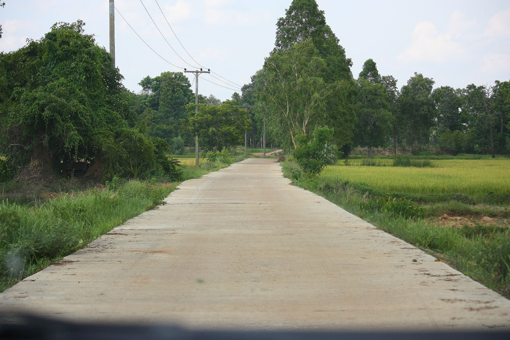 แล้วผมก็ย้ายไปอีกด้านหนึ่ง แถวหลังวัดบ้านโนนยาง..... แต่ก่อนเส้นทางนี้เป็นถนนลูกรัง พอเขาเห็นว่าพวกผ