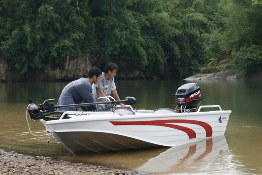 พี่อู๊ดกับเจ้าเก่งช่วยกันเอาเรือล