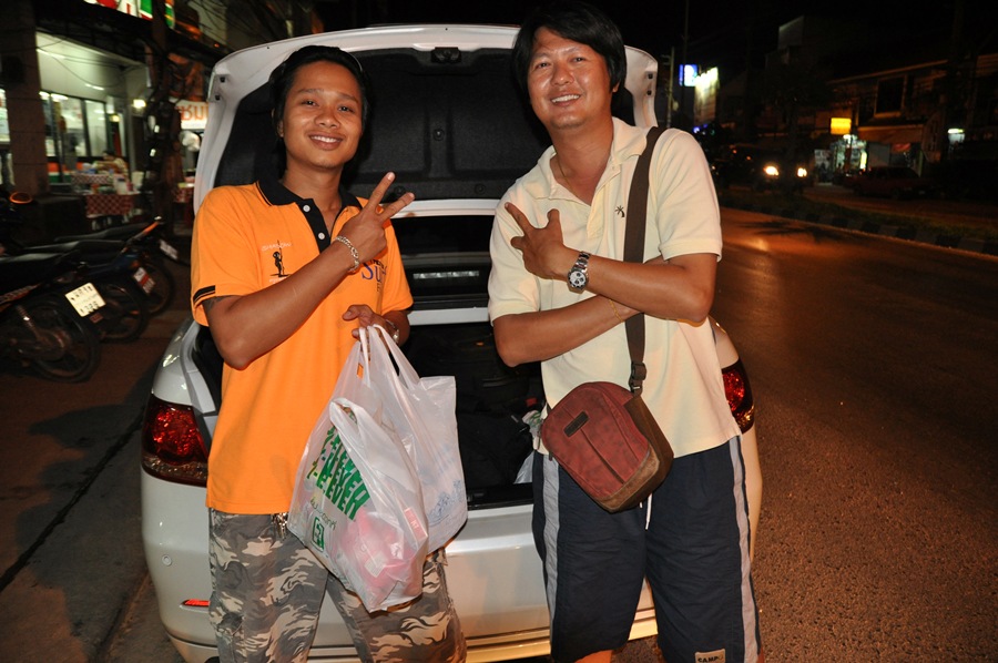 ต่อเลยล่ะกันครับ

ทริปนี้ ไปแค้มป์ปิ้งกันจริงๆ สองโปรเค้าไปช๊อปกันก่อนกลัวจะกินกันไม่พอ เป็นทริปแร