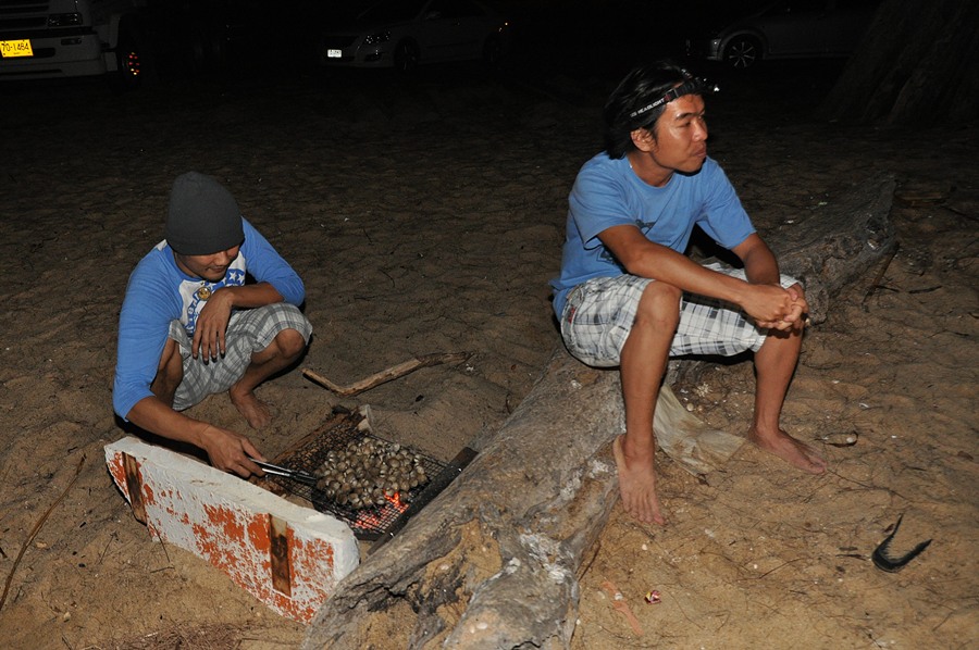 แผนก ปิ้งก็ ปิ้งกันไป ส่วนคนข้างๆ นั่งรอ  :laughing: