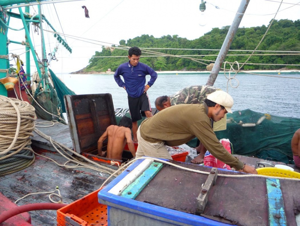 ก็เลยต้องมาเกาะเรือไดร์กันตอนเช้า ที่หลังลงเรือดืมกันเบาๆหน่อยครับ  :laughing: :laughing: