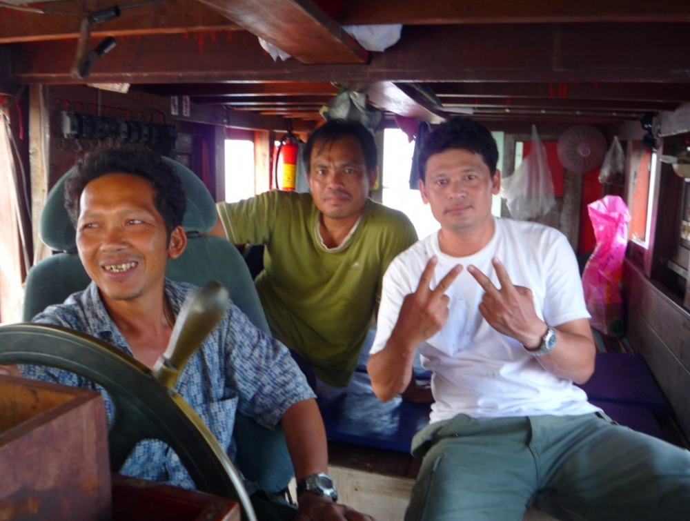 สบายๆ ตอนนั่งเรือกลับครับ ไต๋จั่น อาจารย์แดง พี่ใหม่บอกทริปนี้ได้สี่ตัวเอง เคี้ยกๆๆๆๆ  :laughing: