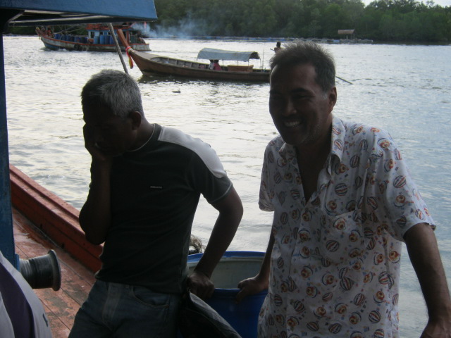 และนี่ คือ ท่านกำนันปากบารา   ลงมาให้กำลังใจ ถึงในเรือ ...ขอบคุณมากครับ ท่านกำนัน   ขอบคุณไต่สนั่น แ