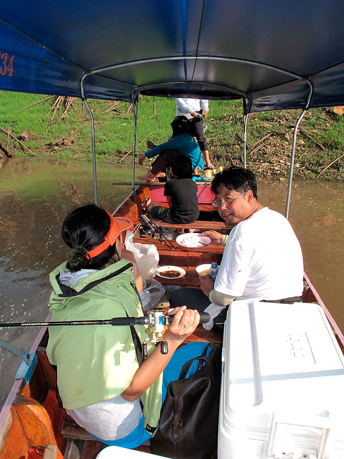 
 [b]  กลับมาพักกินข้าวกันก่อน

เดี๋ยวค่อยว่ากันใหม่[/b]


 :grin: