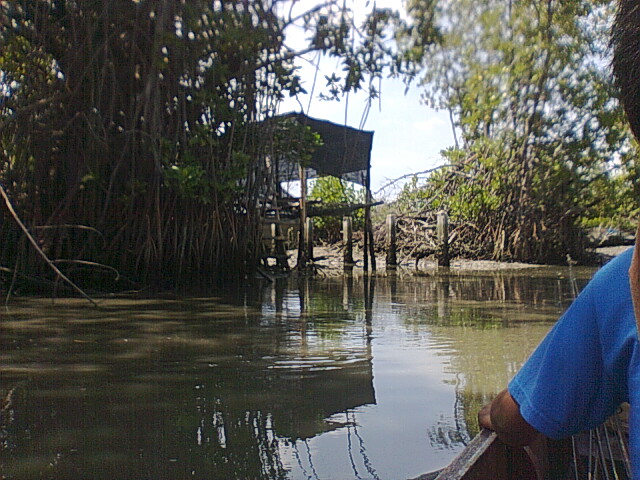 ไปกันทั้งหมด 3 ชีวิต ทางเข้าหมาย เดินทางกันด้วยเรือเครื่อง(อย่างแร๊งส์) 