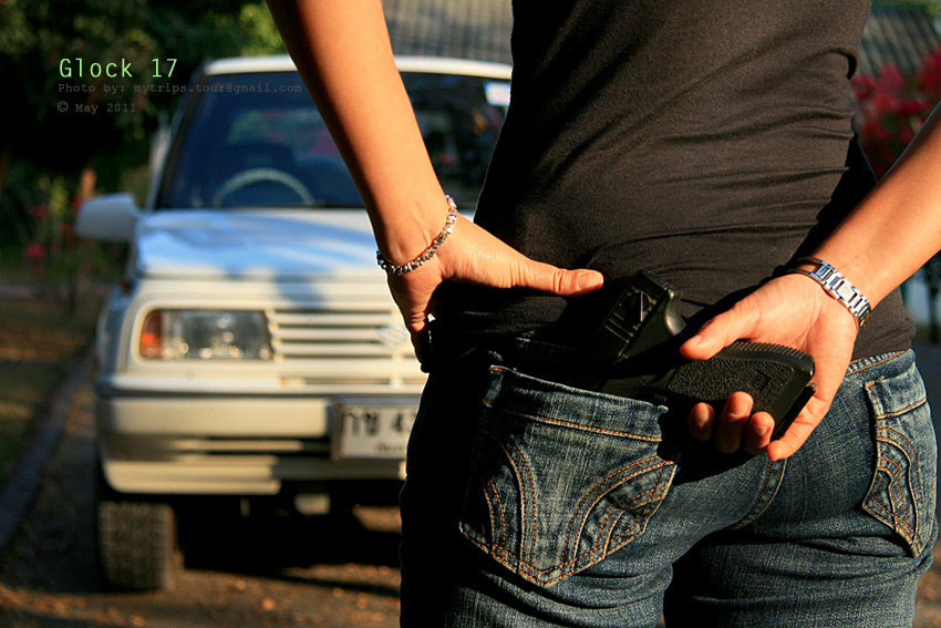 ของผมมีแต่ Glock 17  BB Gun เอาไว้ยิงจิ้งจกเข้ามาขับถ่ายในบ้านเท่านั้น  :laughing: