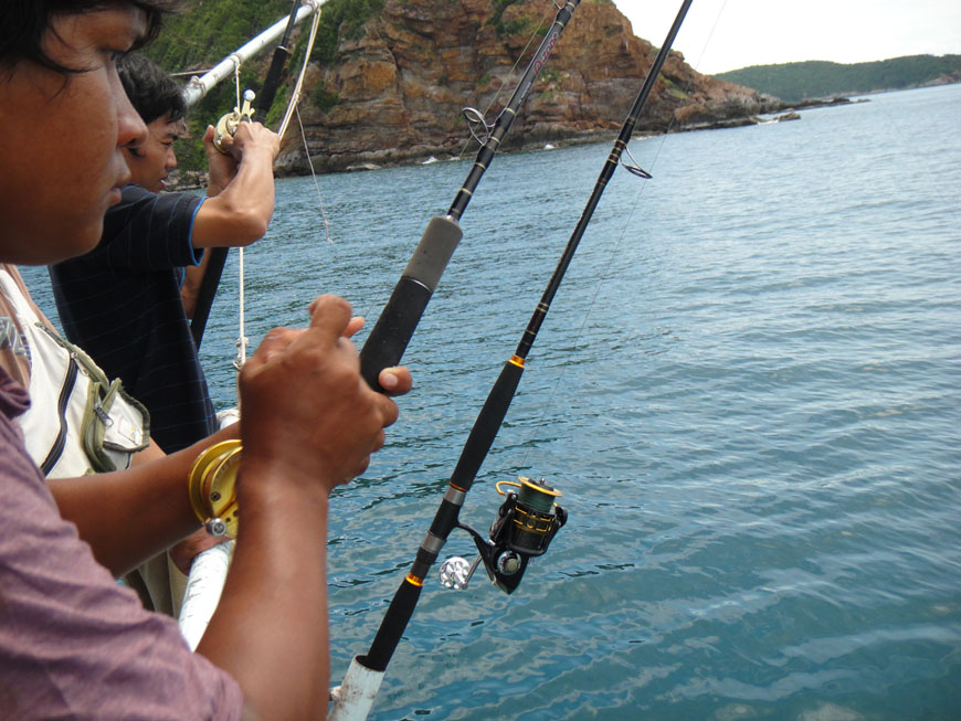  [b]ช่วงถ่ายภาพที่หัวเรือ ท้ายเรือ กิน อีก 3 คัน พร้อมกัน แต่ เอาไม่ได้สักตัว ส่วนของไต๋นนท์ คามือเล