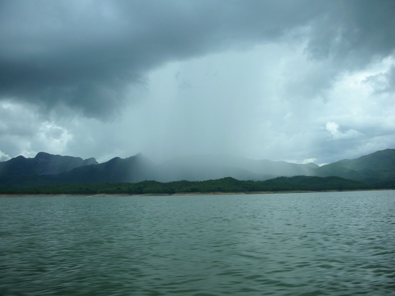 ลม ฝนก็มา แถมเครื่องสะดุดอีกโทรถามน้าบอย
ผม" เรือเปงไรไม่รู้วิ่งอยู่มันสะดุดกึกแรงตกเลย
พี่บอย" 