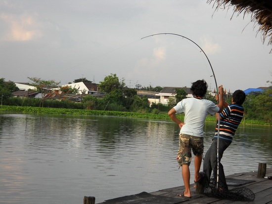 น้าซุ้มข้างๆ...ครับคันอ่อนๆ..ก็สนุกแล้วก็เหนื่อไปอีกแบบ..+555+
