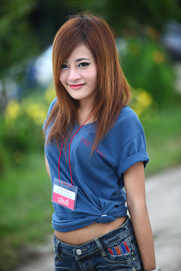 งานนี้มีสาวๆ  มาช่วยคลายร้อนด้วยครับ  

น้องเอ็มมี่คร๊าฟ ฟ ฟ ฟ      :love: :love: