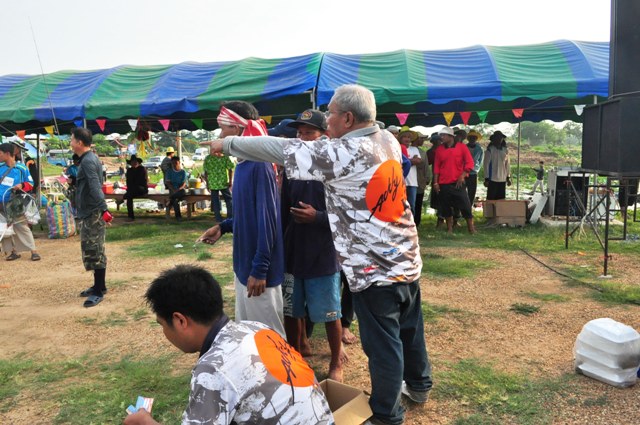 งานนี้ใช้วิธี  ให้คนเรือจับชื่อนักกีฬา