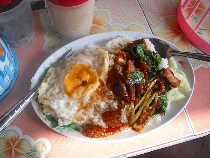 มาถึงก็สั่งข้าวทานกันก่อนครับ 
ร้า