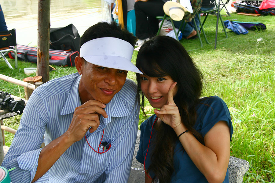 น้า นารา แวะมารับรางวัลที่ได้ซ่งมา