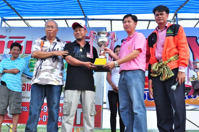 เริ่ม มอบรางวัล ขอแสดงความยินดีทุกคนครับ