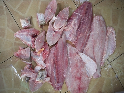 ส่วนเนื้อ สีขาวเนื้อนุ่ม เปนเนื้อ ของปลาอังเกย หรือไผ่สีทอง
