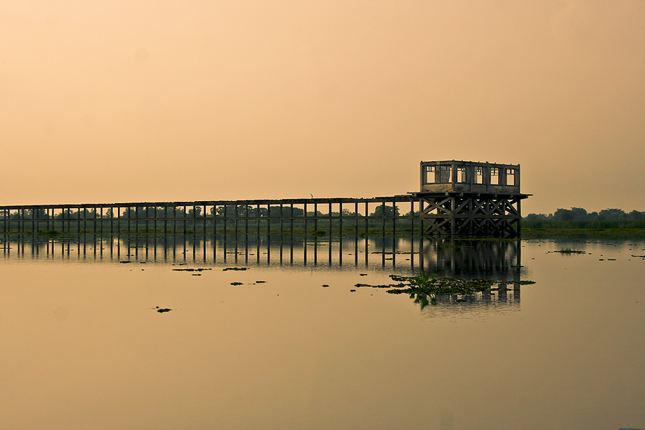 ขับเรือผ่านหลักแก๊ส
แต่ชื่อจริงๆน่าจะเป็นโรงสูบน้ำประปาเดิมนะครับ
ใครผ่านไปแก่งละว้าชอบถ่ายรูปกัน
