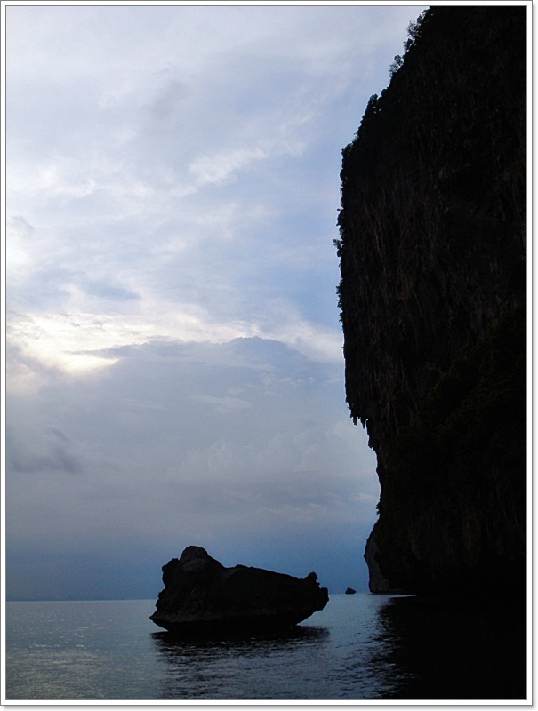  [b]ลมตะวันออกเริ่มกรีดกราย หอบเมฆฝน