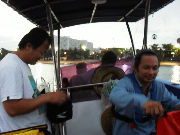 หัวเรือประจำโดย2เทพ ซ้ายเฮียหมิงพัทยา ขวาพี่แจ๊ค คู่นี้ขอบอกว่าสเต็ปยอดเยี่ยมทั้งคู่เลยคร๊าบ :smile: