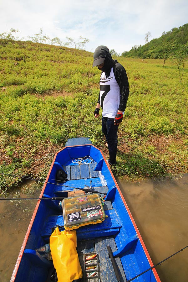 ว่ายน้ำก้อม่ายเป็น....เกาะเรือเข้าตื