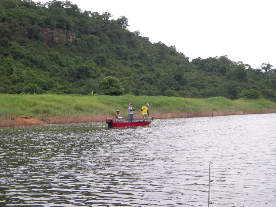 เข้ามาในคลองก็เจอเรือลำสีแดงคุ้นๆ 