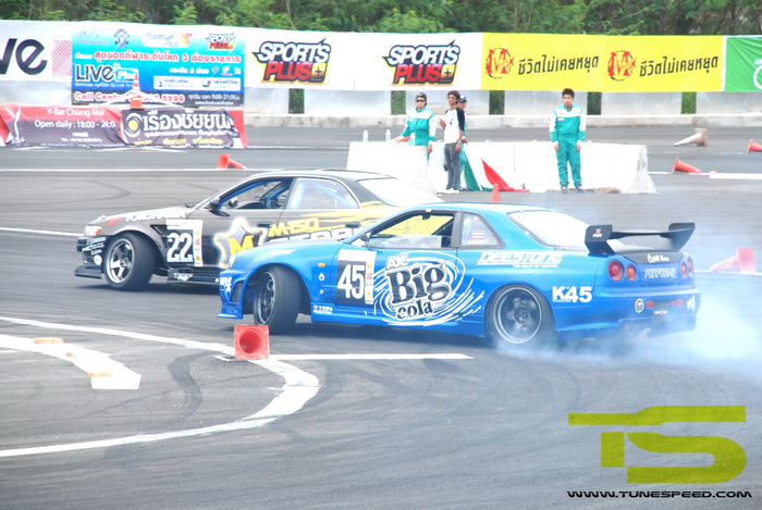 R34
พี่แดง BIG COLA ยาง DEESTONE
ไล่บี้
TOYOTA CHASER
พี่ก้อง M-storm ยาง YOKOHAMA