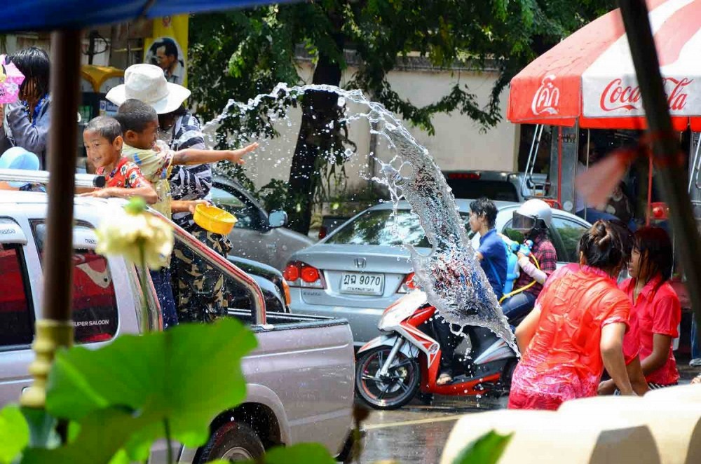 ภาพนี้ถ่ายโดยนางนิค D7000 เลนส์คิท 18-105  โหมด M ปรับแต่งภาพใน photoscape ทั้งสองรูป
หน้าเลนส์ยังไ