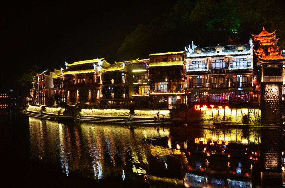 ภาพทั้งหมดอยู่ในกระทู้ ตะลุยแดนมังกรท่องเขาอาวตารแล้วไปแจกกุนเชียงที่ชายแกน ครับ :cheer: