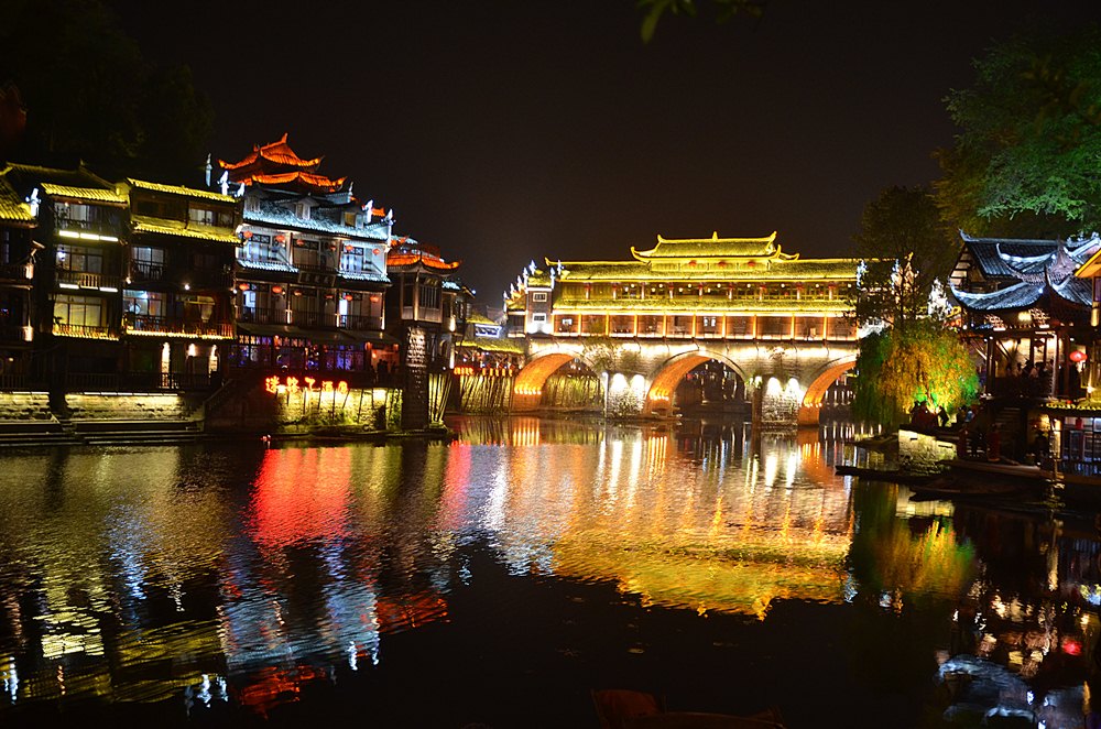 แสงสีบ้านเรือนริมน้ำในยามค่ำคืนที่เมืองฟ่งหวง :cheer: