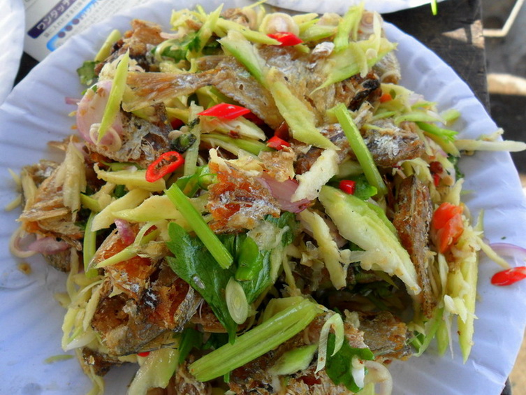อ้อ...เพิ่มรสชาดให้ปลาทอดนี่เอง ยำมะม่วงมาคลุกซะ แจ่มเลย :umh: