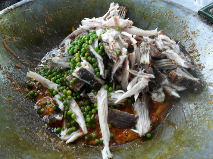 ผัดเผ็ดอีกแล้ว เมนูนี้บ่อยหน่อยเพราะมันดูจะเข้ากับปลากระเบนมากที่สุด :umh: