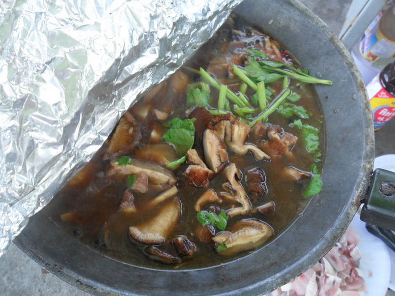 เพิ่มเห็ดหอมกับพริกไทดำอีกซักหน่อย ....กลายเป็นปลาต้มเต้าเจี้ยวไปซะงั้น... :umh: