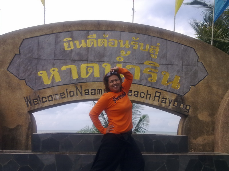 ยืนส่งหนุ่มๆ ไปหาปลากันเสร็จแล้ว

แป้งก็ขี่รถเลียบชายหาดน้ำริน เล่นซะเลย


 :cheer: :cheer: