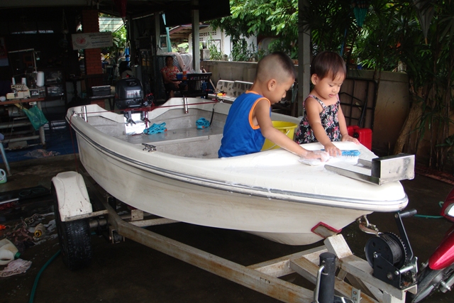 ลูกๆ อาสาล้างเรือให้ครับ ทำให้ผมหายเหนื่อยเลย :smile:
