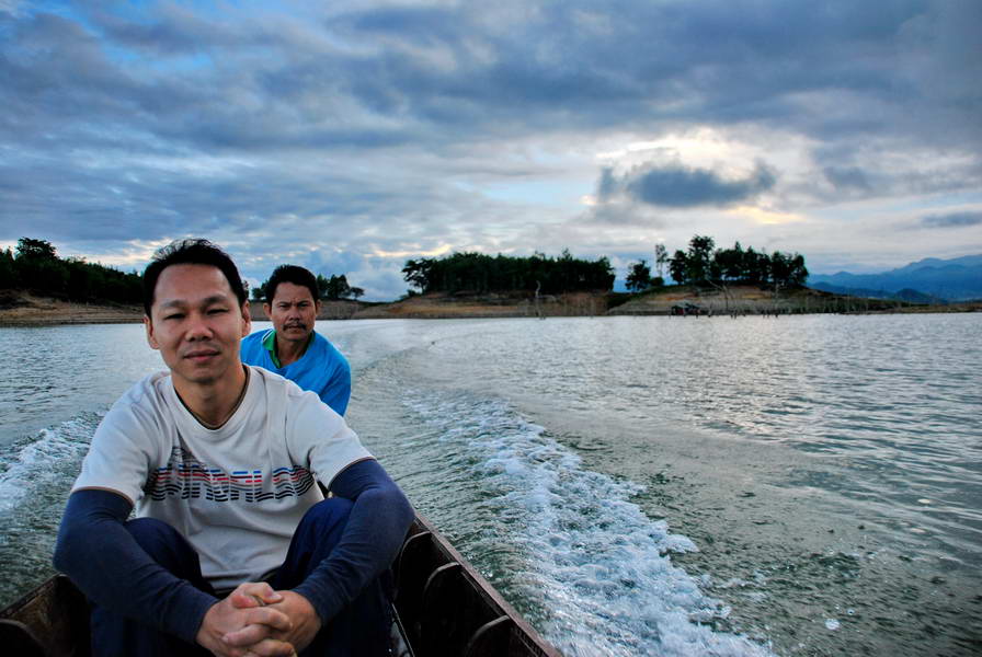 ผมออกเรือคู่กับน้าสมเกียรติ...ลูกศิษย์น้านัท...แกเอามาประกบคู่กับผมส่วนน้านัทออกเรือคู่กับน้าดั๋ย...