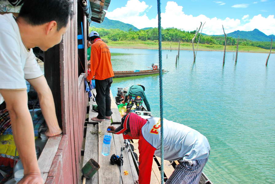 ลำน้านัทกัยน้าดั๋ยเข้ามาแล้วครับ...มีอะไรติดเรือมาหรือเปล่าครับบบบ.....หรือบรรทุกแห้วมาครับน้านัท...