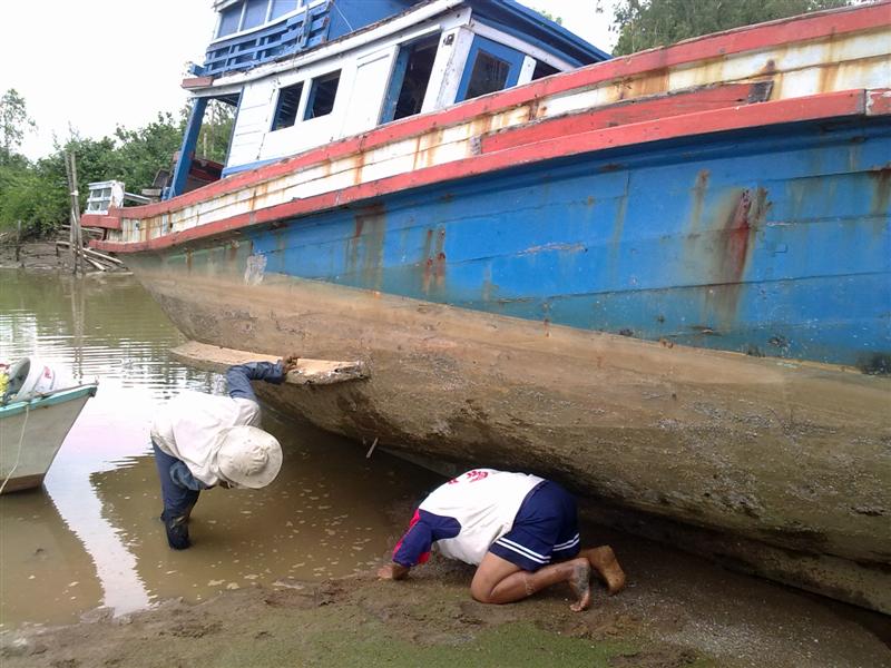  กำลังเช็คดูรอยรั่วที่ท้องเรือกันครับ วันนี้มี น้านุ น้าอ๋อง จากสมาชิกเรือตกปลามาช่วยตรวจดูรูรั่วแล้