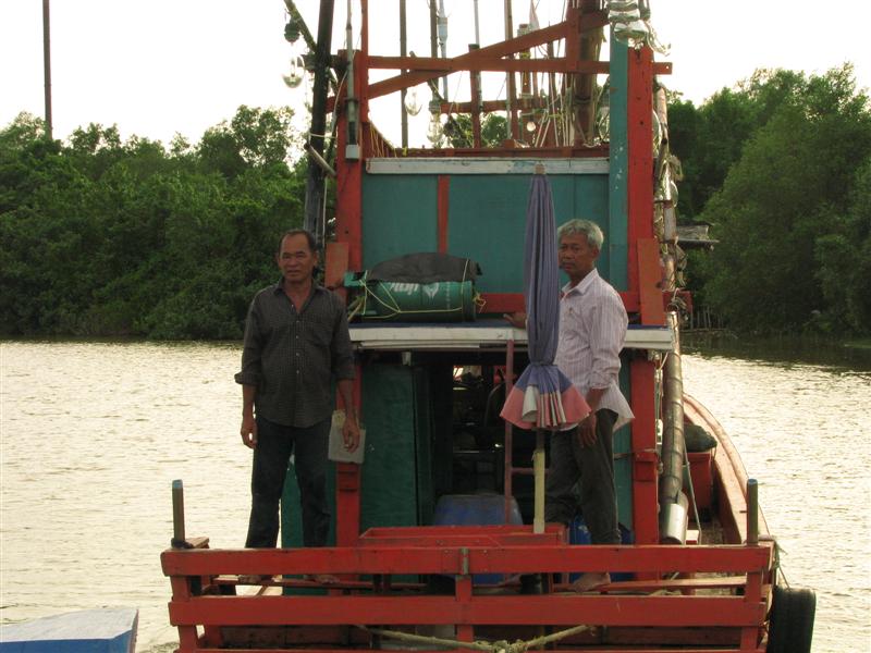 หัวเรือใหญ่ครับเป็นผู้ติดต่อเรือไต๋ขวานมาลากให้ ต้องขอขอบคุณ น้าบูรณ์ กับน้าเปี๊ยกด้วยครับที่สละเวลา