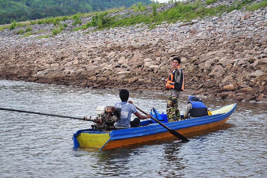 น้าโชคกับน้าพนม ก็ลงเรือแล้ว ใครเข้าหมายก่อนได้เปรียบ เพราะน้ำแห้งมาก คลองนี่เข้าไม่ได้เลยครับ :cool
