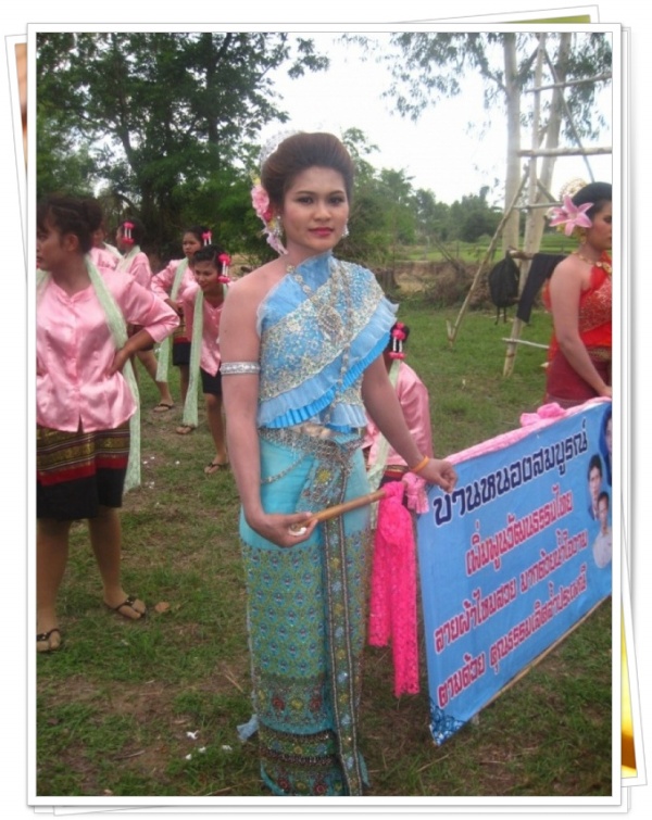 

มาดูขบวนข้างซ้ายบ้างครับ....ยิ้ม...จร้า...ยิ้มมมม..... :cheer: :cheer: