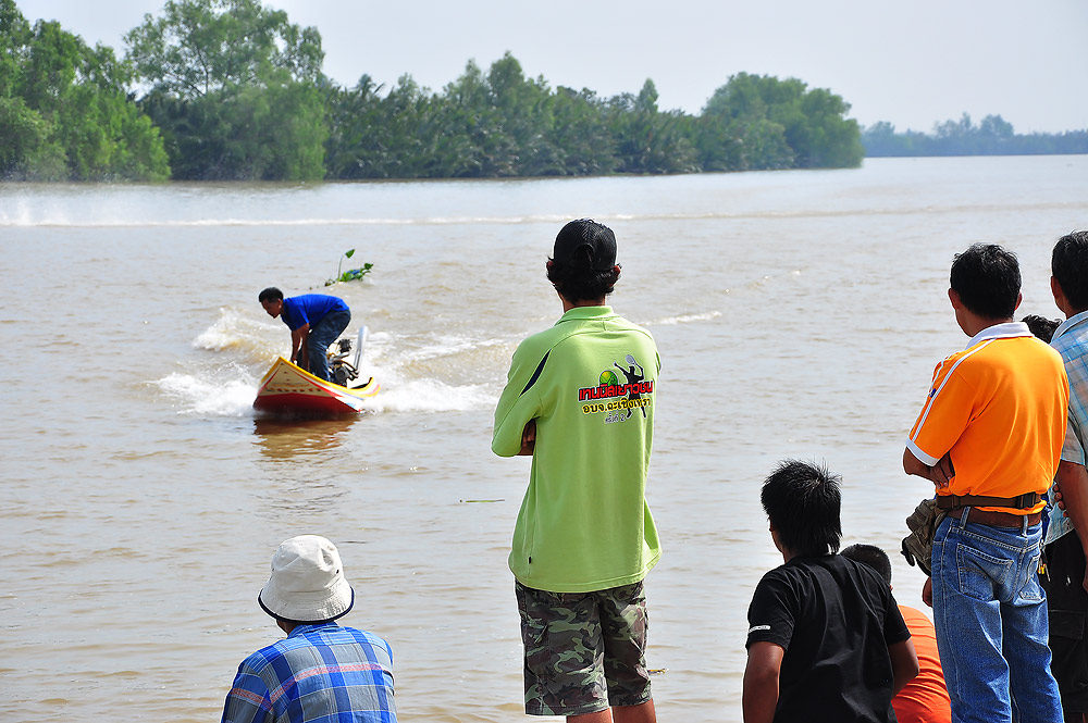 วันนั้นไปกับพี่จิตรครับ  ช่วงบ่ายเราไปดูแข็งเรือกัน มันมาก  เรือแรงงงงง สองตอนถูกใจอย่างมากครับ