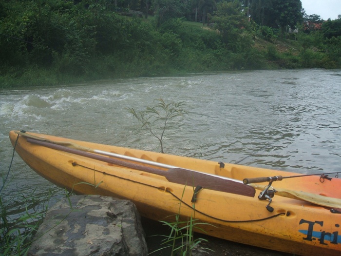 ผ่านไปสามชั่วโมงยังไม่โดนสักตูม  เอาไงเว้ย ภายเรือขึ้นต้นน้ำหาดีตามวังดีกว่า


ภายมาถึงตรงนี้ต้อง