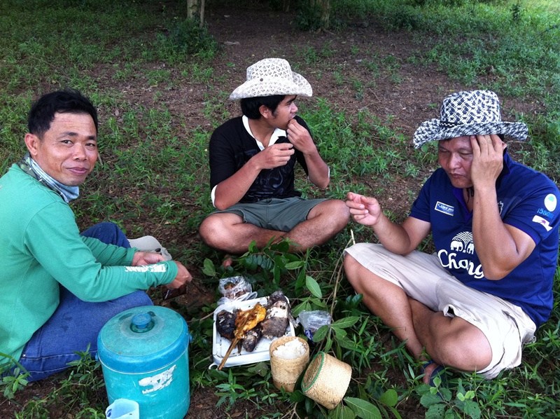 [center][b]น้าเล็ก กินไป บี้มดแดงไป ได้อรรถรสเพิ่มขึ้นอีกแยะ 
:laughing: :laughing:[/b][/center]

